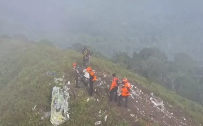 10 Orang Tim SAR Bermalam Jaga Jenazah Korban Jatuhnya Pesawat ATR 42-500,  di Gunung Bulusaraung
