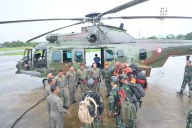 Helikopter Caracal TNI AU Kembali Terlibat Operasi SAR Hari Ketiga Pesawat ATR 42-500