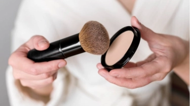 5 Bedak Lokal untuk Tutupi Flek Hitam dan Pori-Pori Besar Usia 40 Tahun ke Atas