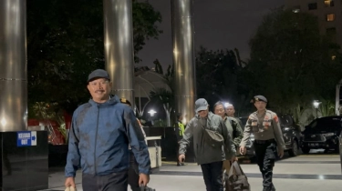 Pakai Jaket Biru dan Topi Hitam, Wali Kota Madiun Maidi Tiba di KPK Usai Terjaring OTT