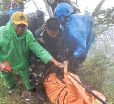 Evakuasi Jalur Udara Terkendala Cuaca, Tim SAR Gabungan Gunakan Teknik Mountaineering untuk Bawa Jenazah Korban Pesawat ATR 42-500