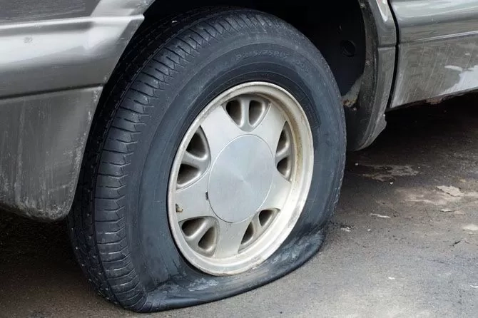 Jangan Anggap Sepele! Ini 7 Penyebab Ban Mobil Mudah Pecah yang Sering Diabaikan