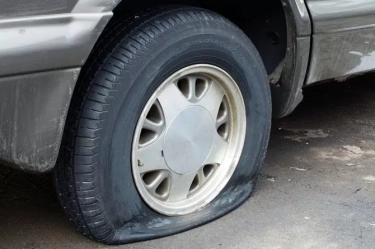 Jangan Anggap Sepele! Ini 7 Penyebab Ban Mobil Mudah Pecah yang Sering Diabaikan