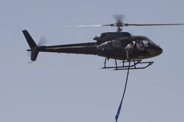 YouTuber Sewa Helikopter demi Jawab Soal Olimpiade Fisika yang Viral, Jawabannya Beda-beda