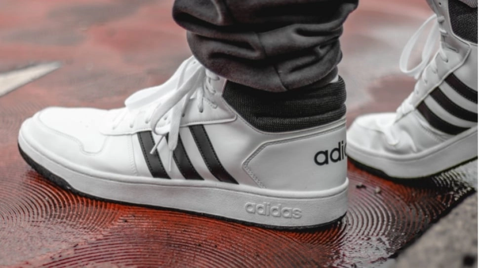 5 Sepatu Adidas Casual Budget Mahasiswa, Andalan Buat Nongkrong dan Jalan