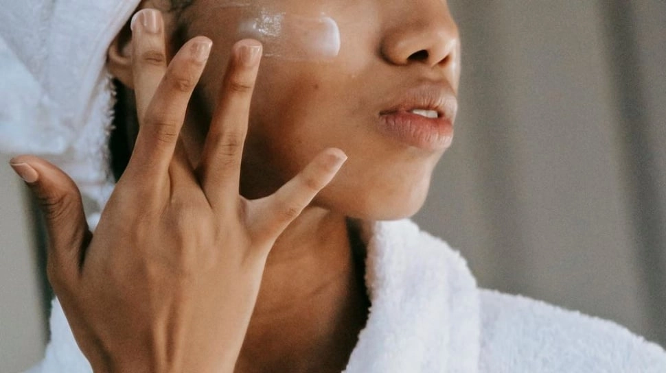 7 Rekomendasi Moisturizer untuk Kulit Berminyak, Wajah Lembap Bebas Jerawat