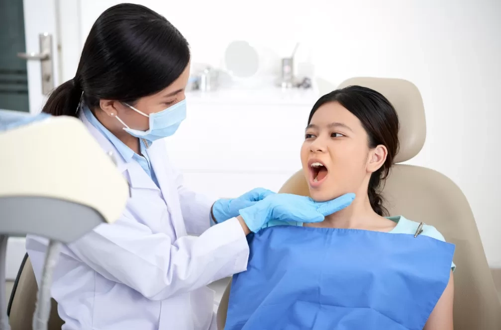 5 Kebiasaan Sehari-hari yang Diam-diam Melemahkan Gigi, Banyak Orang Tak Sadar