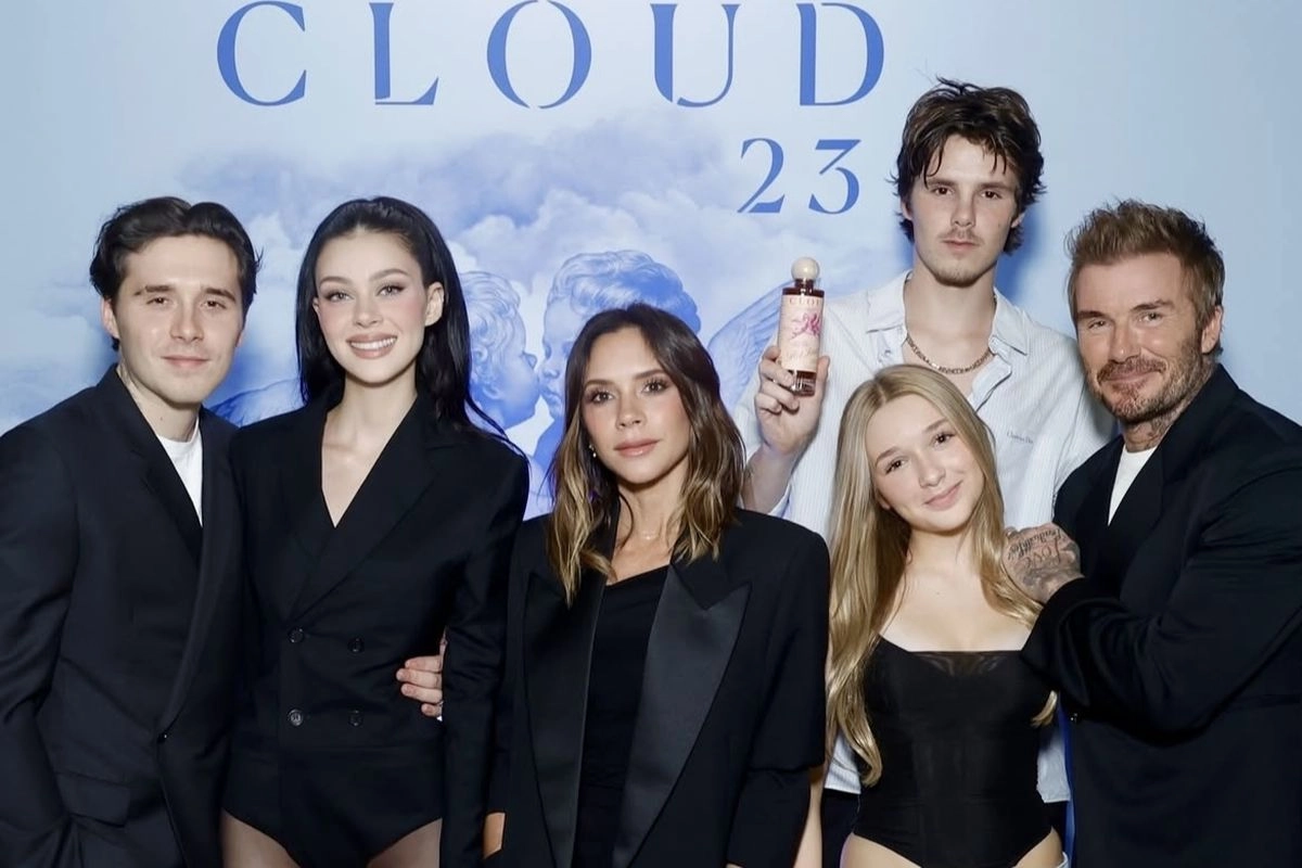 Gaun Metalik Victoria Beckham di Pernikahan Brooklyn, Elegansi atau Drama Keluarga?