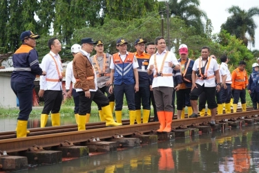 Menhub dan Dirut KAI Tinjau Jalur KA Terdampak Banjir di Pekalongan, Pastikan Keselamatan Perjalanan
