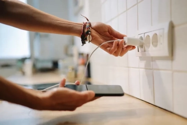 Jangan Malas Cabut Charger dari Stop Kontak, Ini Risikonya