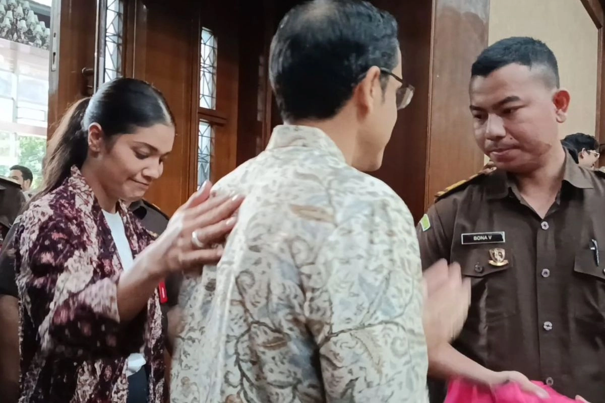 Ketika Nadiem ‘Pulang’ ke Keluarga di Tengah Ruang Sidang...