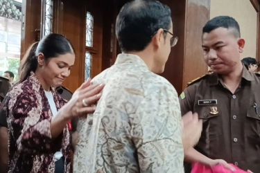 Ketika Nadiem ‘Pulang’ ke Keluarga di Tengah Ruang Sidang...