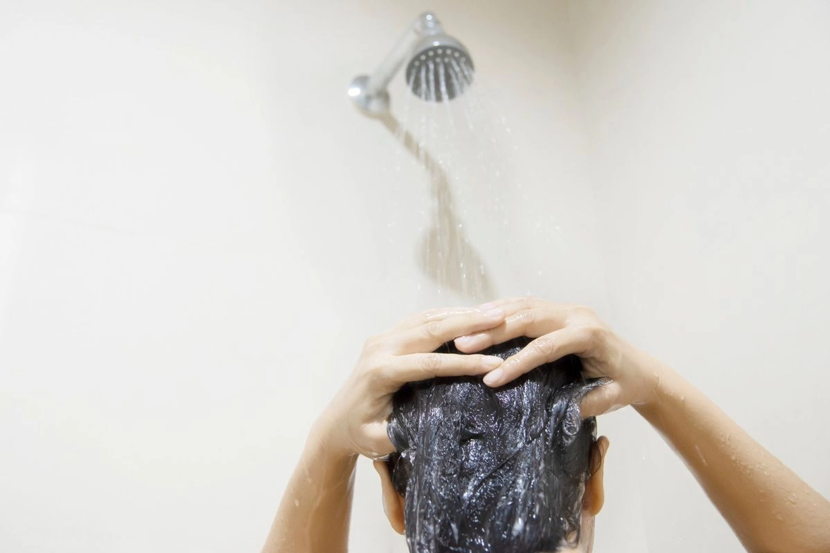 Mandi Pagi Pakai Air Dingin atau Hangat, Mana yang Lebih Baik untuk Memulai Hari?