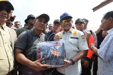 Pastikan Penanganan Darurat Berjalan Cepat, Kasatgas Tito Karnavian Tinjau Pengungsi di Aceh Utara