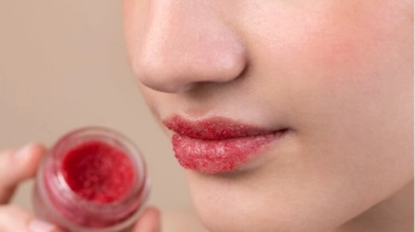 6 Rekomendasi Lip Scrub untuk Angkat Kulit Mati Bibir, Bisa Dipakai Usia 40 Tahun ke Atas