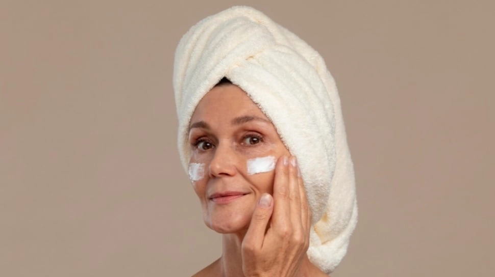 Apakah Sunscreen Bisa Kurangi Kerutan? Ini 5 Rekomendasinya untuk Usia 55 Tahun