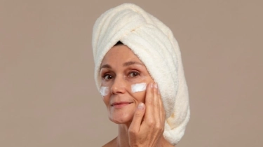 Apakah Sunscreen Bisa Kurangi Kerutan? Ini 5 Rekomendasinya untuk Usia 55 Tahun
