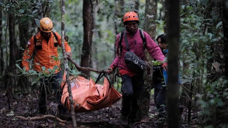 Basarnas: Enam Korban Kecelakaan ATR 42-500 di Gunung Bulusaraung Masih Dievakuasi