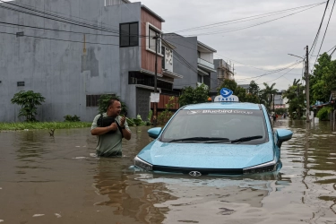 Mobil Terendam Banjir Jangan Panik! Ini 7 Cara Aman Menyelamatkan Mobil Biar Tidak Rusak Parah