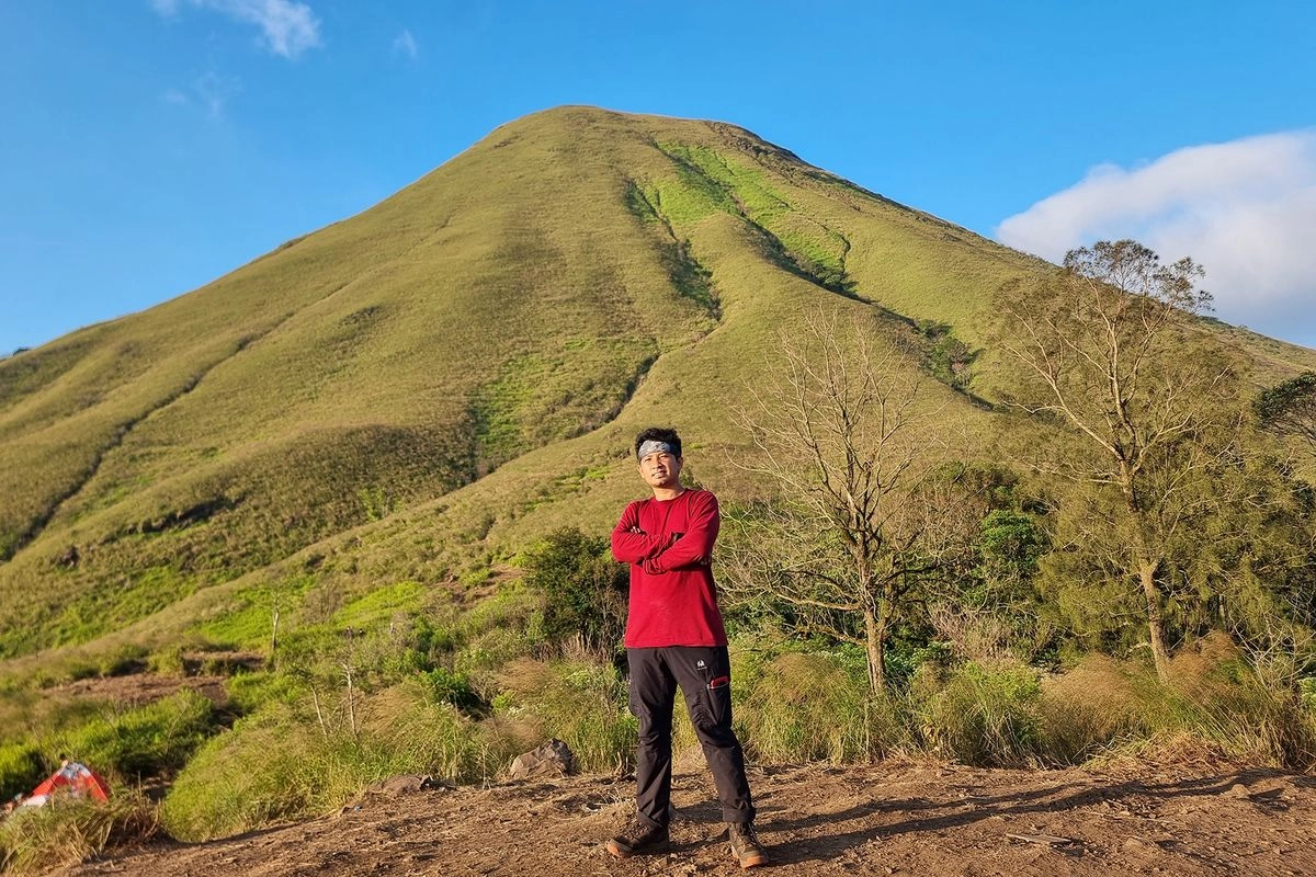 Hindari Pakaian Gelap Saat Mendaki Gunung, Ini Alasannya
