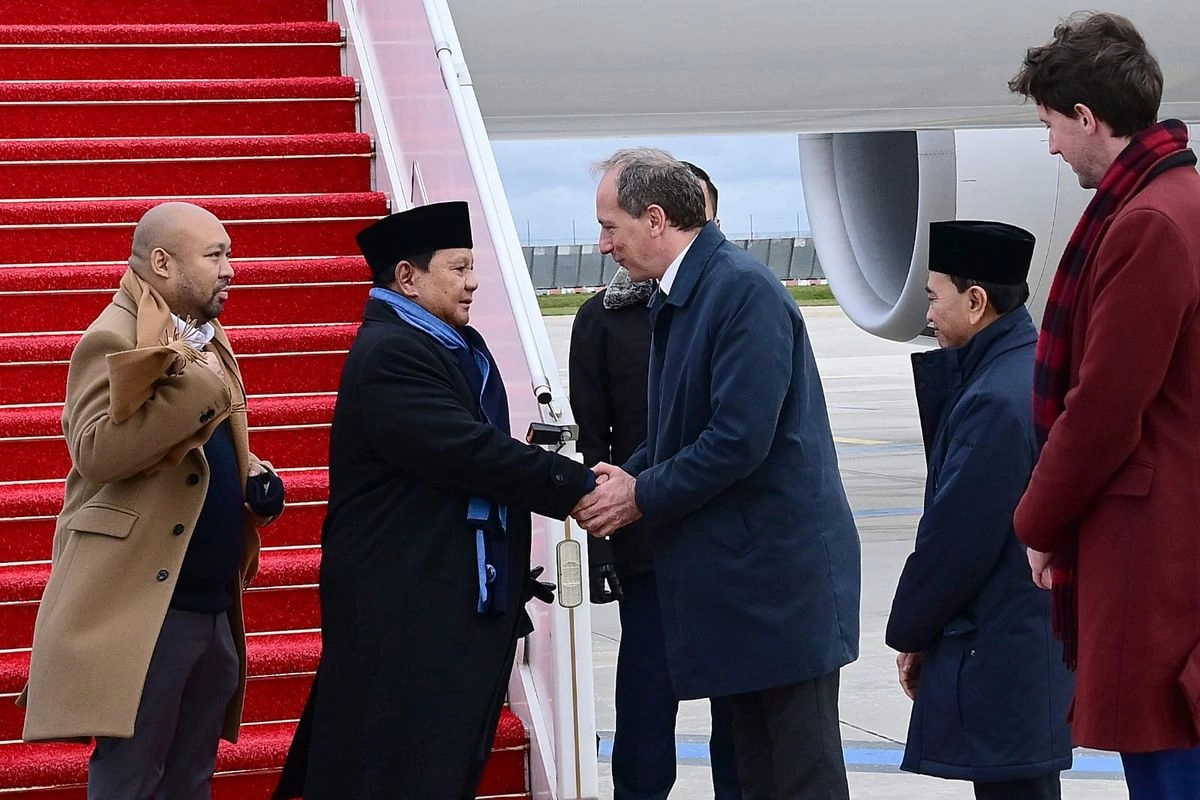 Prabowo Tiba di Paris, Bakal Makan Malam Bareng Macron di Istana Élysée