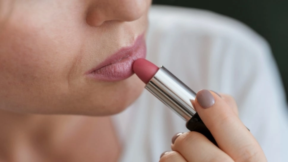 5 Lipstik Ringan dan Tahan Lama untuk Usia 55 Tahun, Warna Natural Anti Menor