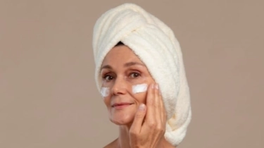 5 Rekomendasi Tinted Sunscreen Hilangkan Flek Hitam Usia 45 Tahun ke Atas