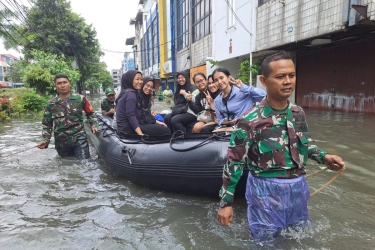 Banjir Kapuk Muara, Kodam Jaya Turunkan Personel dan Perahu LCR Bantu Warga