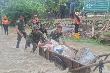 Tangani Banjir, TNI Bersama Warga Perbaiki Tanggul Jebol di Bekasi