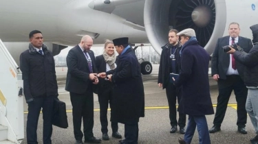 Momen Menarik saat Prabowo Lepas Sarung Tangan Demi Salami dan Beri Koin ke Pengawal Swiss