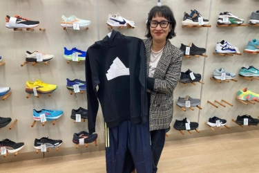 Inspirasi OOTD Kantor Bergaya Athleisure, Tetap Rapi di Musim Hujan