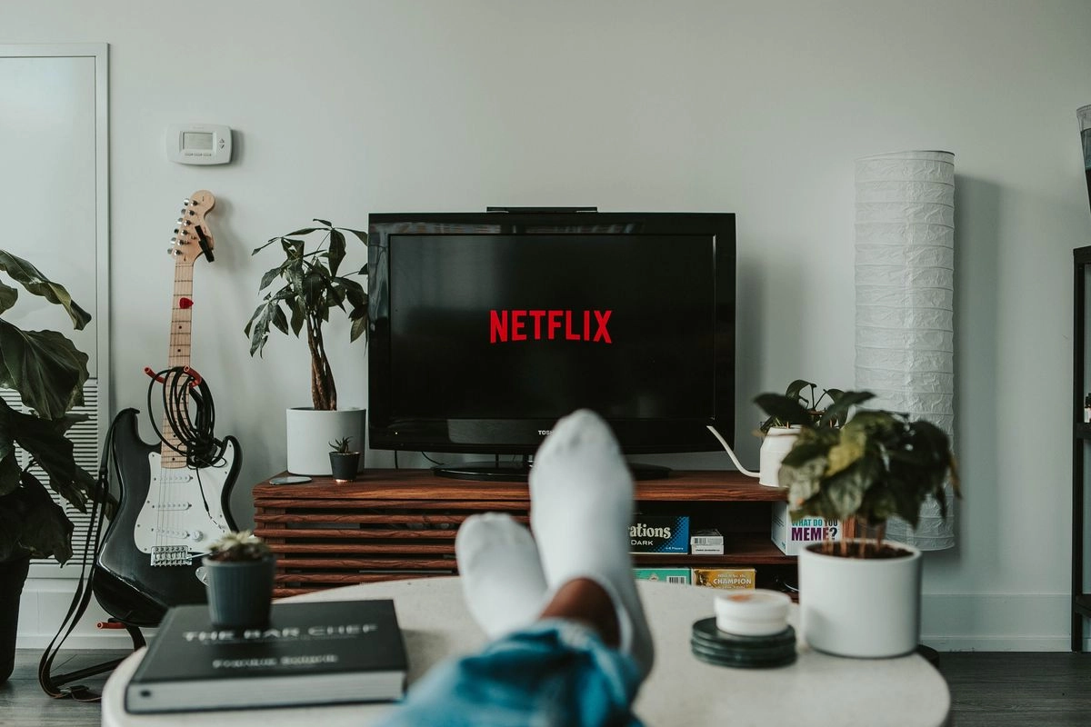 Ketagihan Nonton Serial TV Bisa Jadi Tanda Orang Kesepian