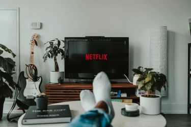Ketagihan Nonton Serial TV Bisa Jadi Tanda Orang Kesepian