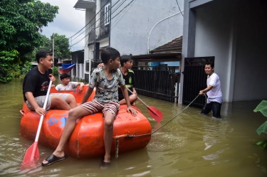 Banjir Datang, Penyakit Mengintai! Ini 5 Tips Penting agar Kamu Tetap Sehat di Tengah Genangan