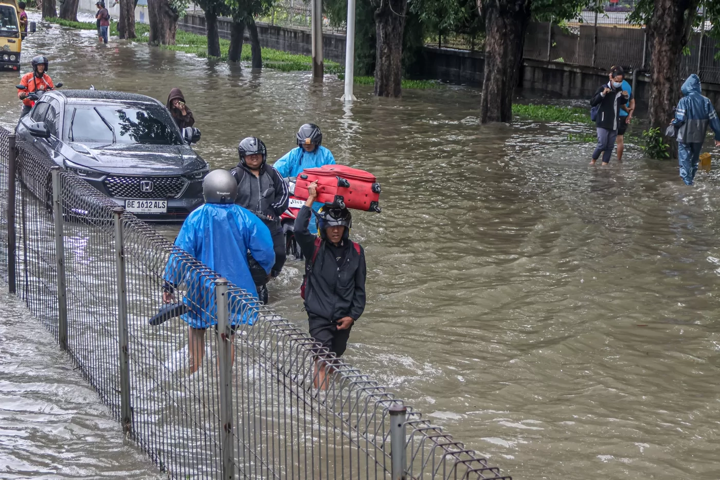 Mobil Kebanjiran? Jangan Panik! Ini Cara Klaim Asuransi Mobil Biar Nggak Ribet
