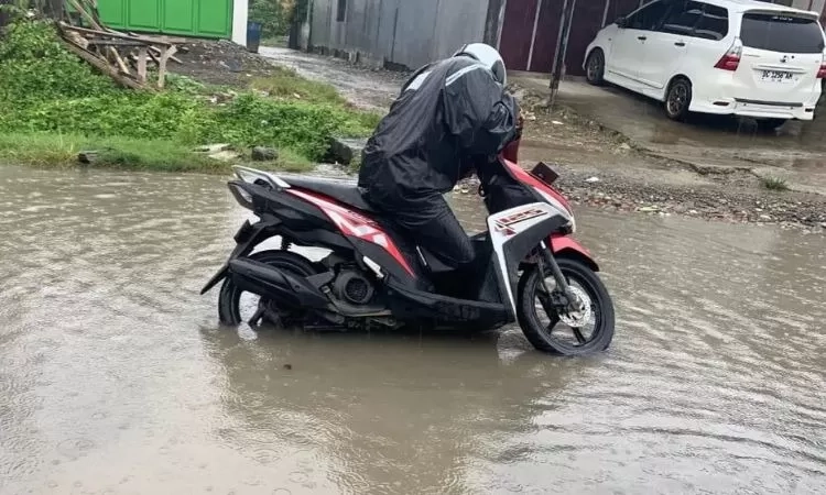 Motor Mogok Terendam Banjir? Jangan Panik, Ini Langkah Awal yang Bisa Anda Lakukan