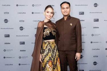 5 Detail Gaya Cinta Laura di Sundance Festival 2026, Kenakan Busana Batik