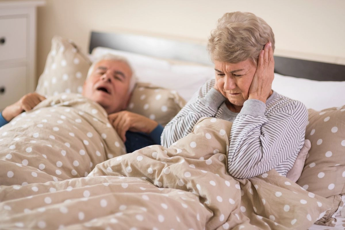 7 Tips Tetap Bisa Tidur Nyenyak meski Pasangan Mendengkur di Samping