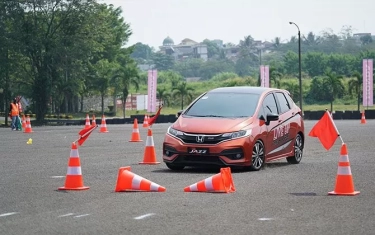 Sering Deg-degan Lewat Jalan Sempit? Ini 7 Cara Aman Mengemudi Mobil Matic Tanpa Panik