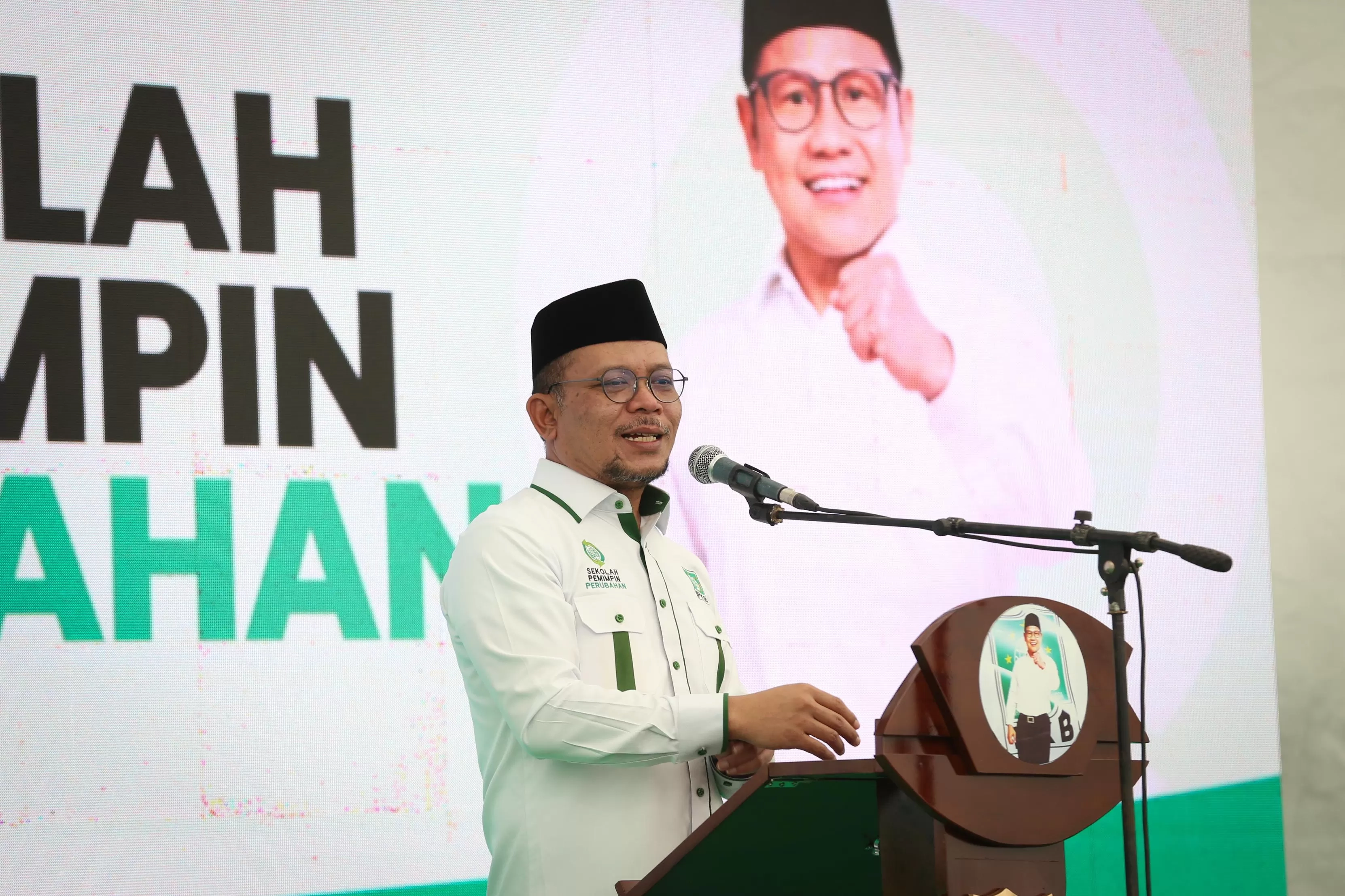 Wakil Ketua Komisi XI DPR Hanif Dhakiri Mangkit saat Dipanggil KPK terkait Dugaan Korupsi RPTKA di Kemenaker