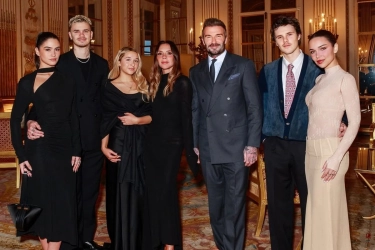Gaya Keluarga Beckham saat Victoria Beckham Raih Gelar Ksatria, Serba Hitam