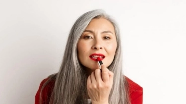 5 Lipstik Satin untuk Usia 50 Tahun ke Atas, Ampuh Samarkan Garis Halus