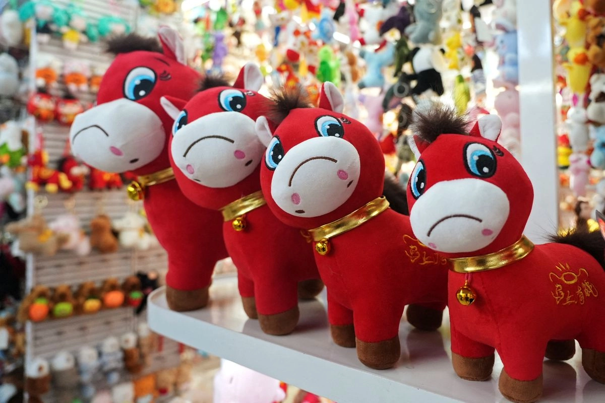 Ketika Salah Jahit Jadi Rezeki, Boneka Sedih Ini Laris Manis Jelang Imlek...