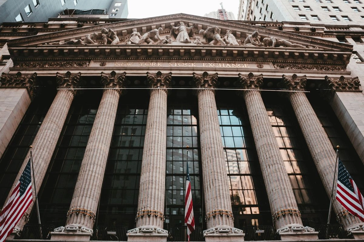 Wall Street Ditutup Bervariasi, S&P 500 Cetak Rekor ATH, Ditopang Saham Teknologi