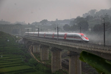 Akses Menuju Stasiun Whoosh Banjir, Penumpang Diimbau Naik LRT