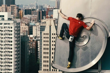 Warga Ikut Coba Panjat Gedung Taipei 101, Terinspirasi Alex Honnold