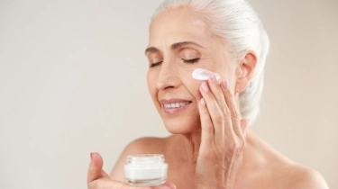 5 Moisturizer Lokal Murah untuk Kulit Kendur Usia 55 Tahun, Wajah Tampak Muda
