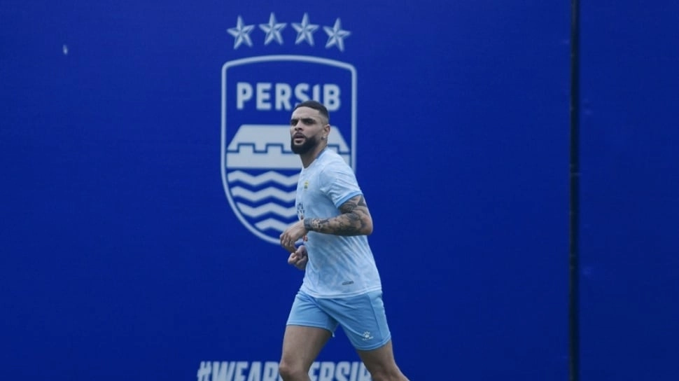 Layvin Kurzawa Belum Debut di Persib Bandung vs Persis Solo