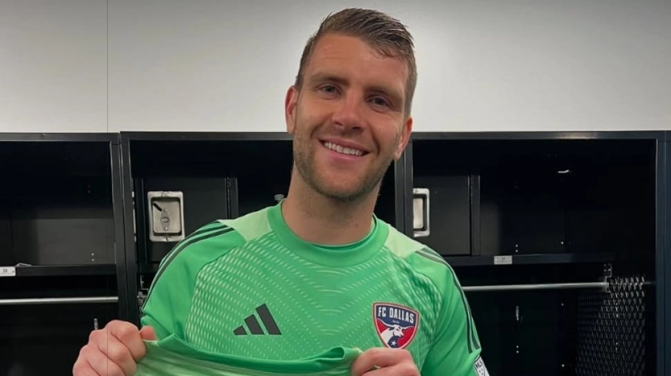 Maarten Paes Tiba di Markas Ajax Amsterdam, Langsung Senyam Senyum