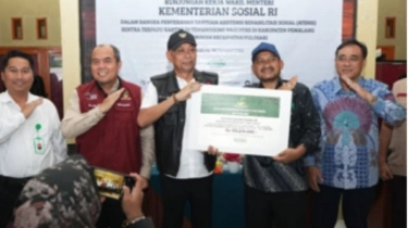 Wamensos Agus Jabo Salurkan Bantuan ATENSI di Desa Pilot Project Gambuhan Pemalang